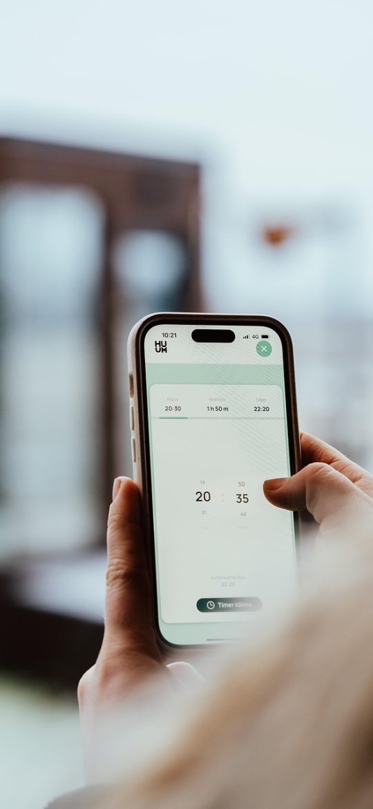 免费代理 App 分应用代理设置页，应用清单前排列着开关，已勾选的项目显示为金色高亮状态