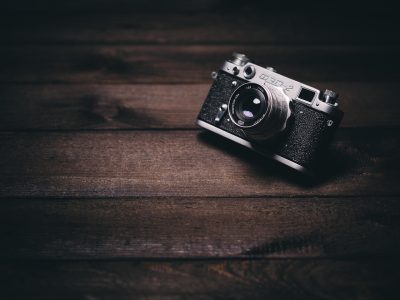 编辑部成员围坐在长桌旁讨论免费代理选题，桌上摊开打印的公开资料与风险清单，墙面投影展示着代理协议分层示意图，气氛专注